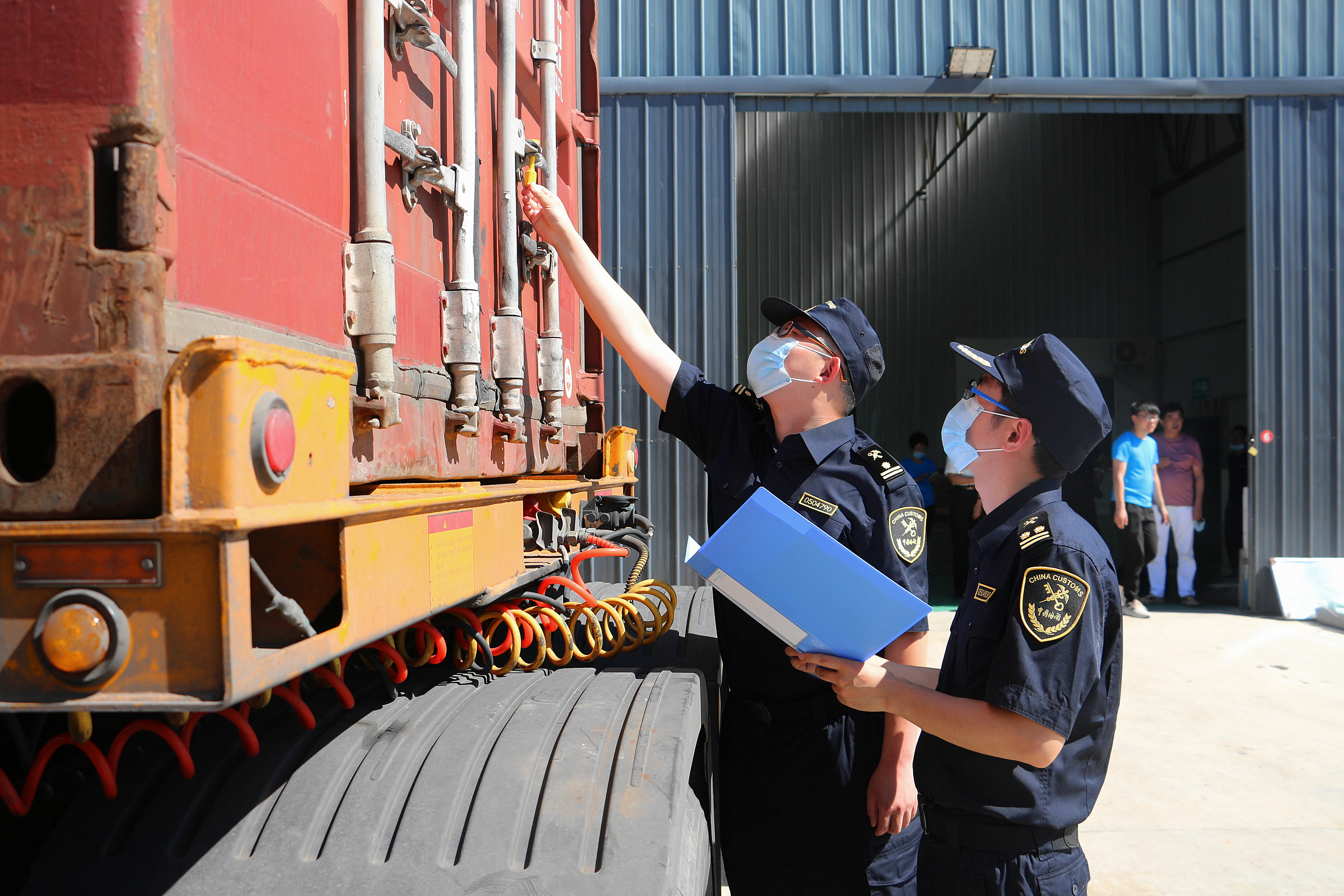 大同海关派员监管山西食用干黄粉虫首次以正式订单出口