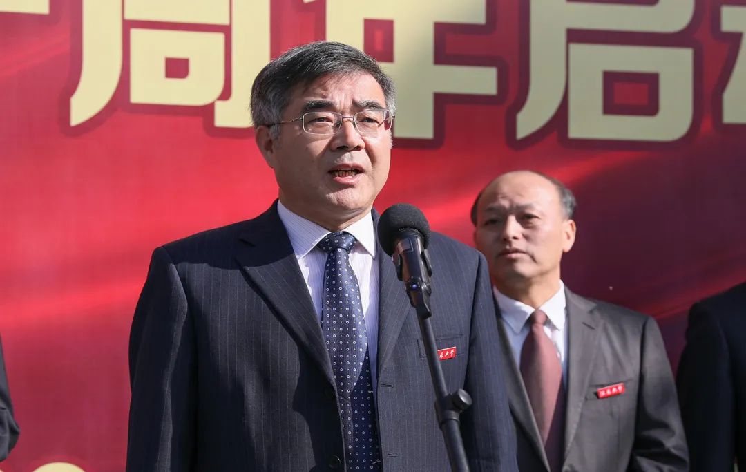 校党委书记袁寿其,校长颜晓红,校党委副书记李洪波,副校长丁建宁