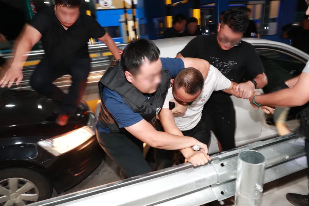 惊心动魄!民警持枪伏击毒贩场面堪比大片