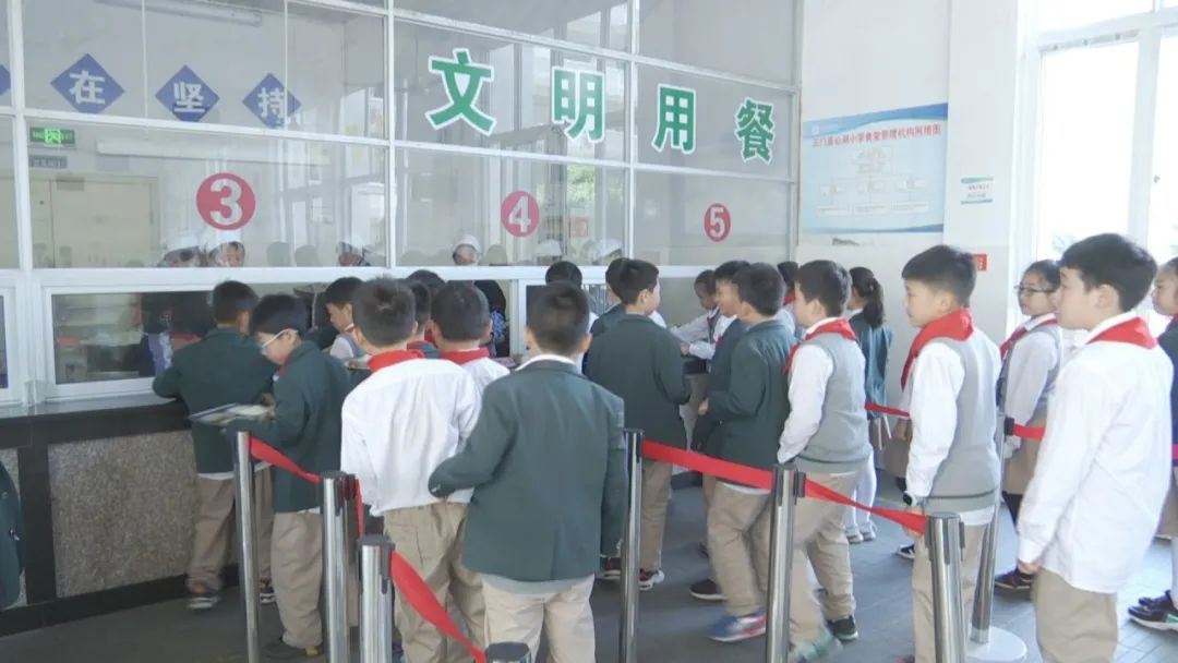 中午用餐时间 在县心湖小学食堂 同学们正有序排队,分批用餐