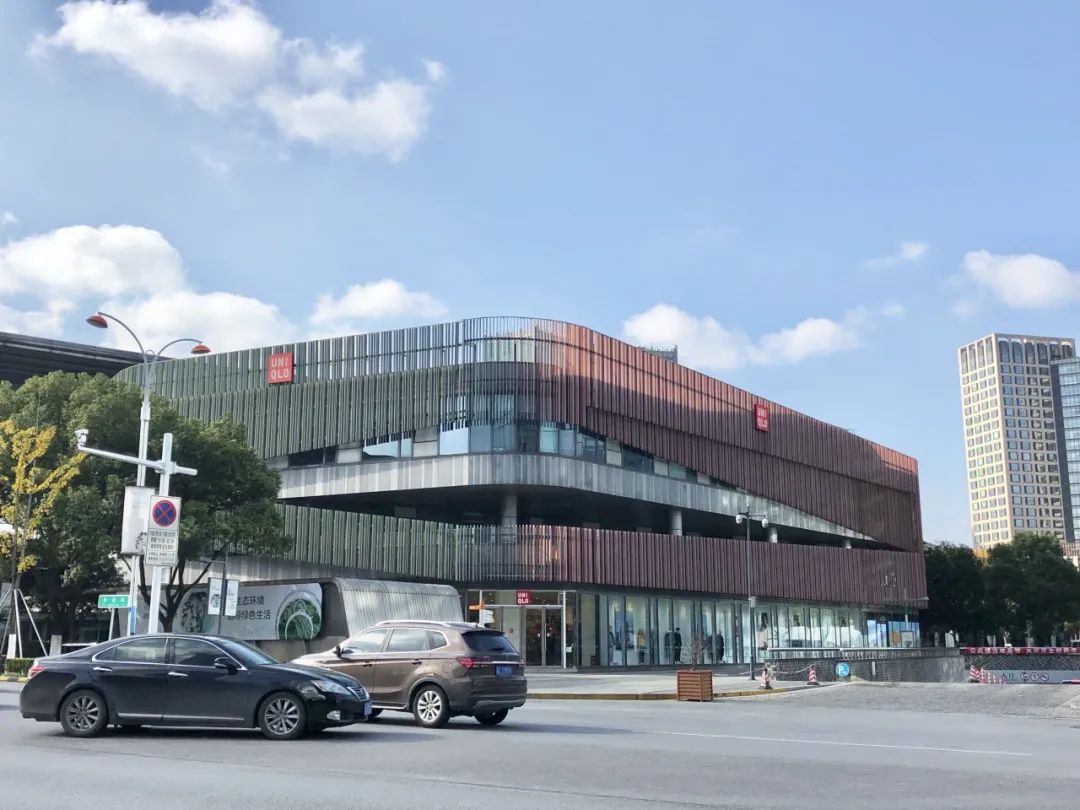 圆融时代广场坐落在美丽的金鸡湖畔的诚品书店是内地的首家分店