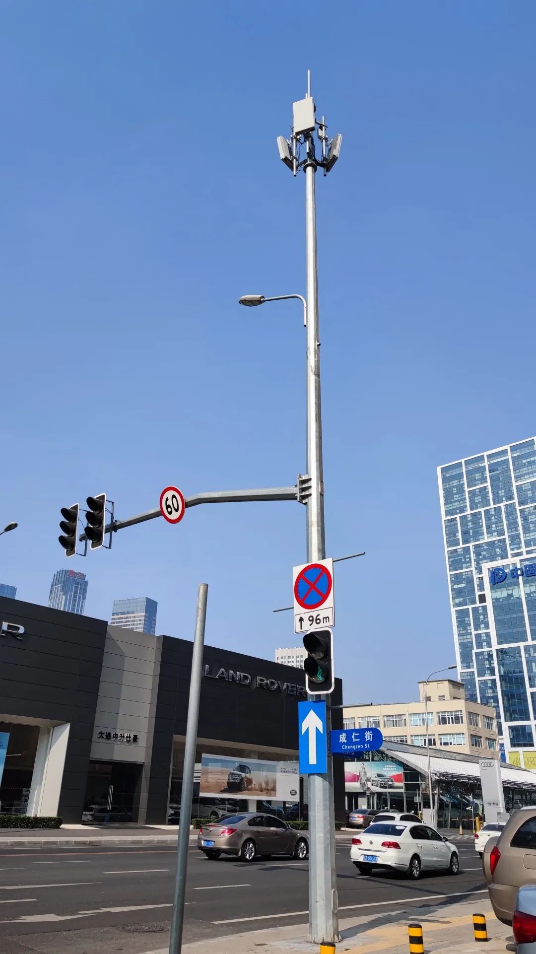 大连市太原街的一处多杆合一基站,最顶端是5g基站,下面依次整合了路灯