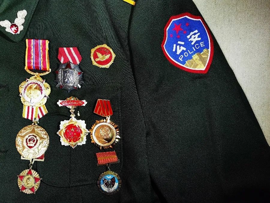 图为西安铁路公安处退休民警韩永泰警服上挂满的各类奖章,纪念章