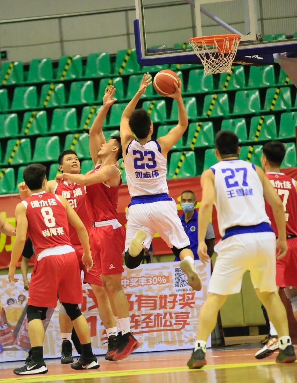 第四节回来,南城王雪峰先声夺人,麻涌金广祝打板三分还以颜色.