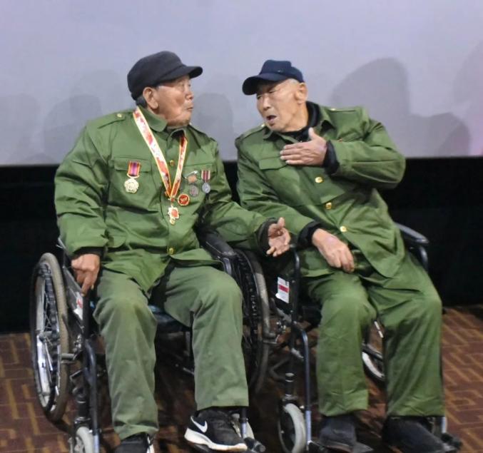 曲阳抗美援朝老英雄观看电影金刚川