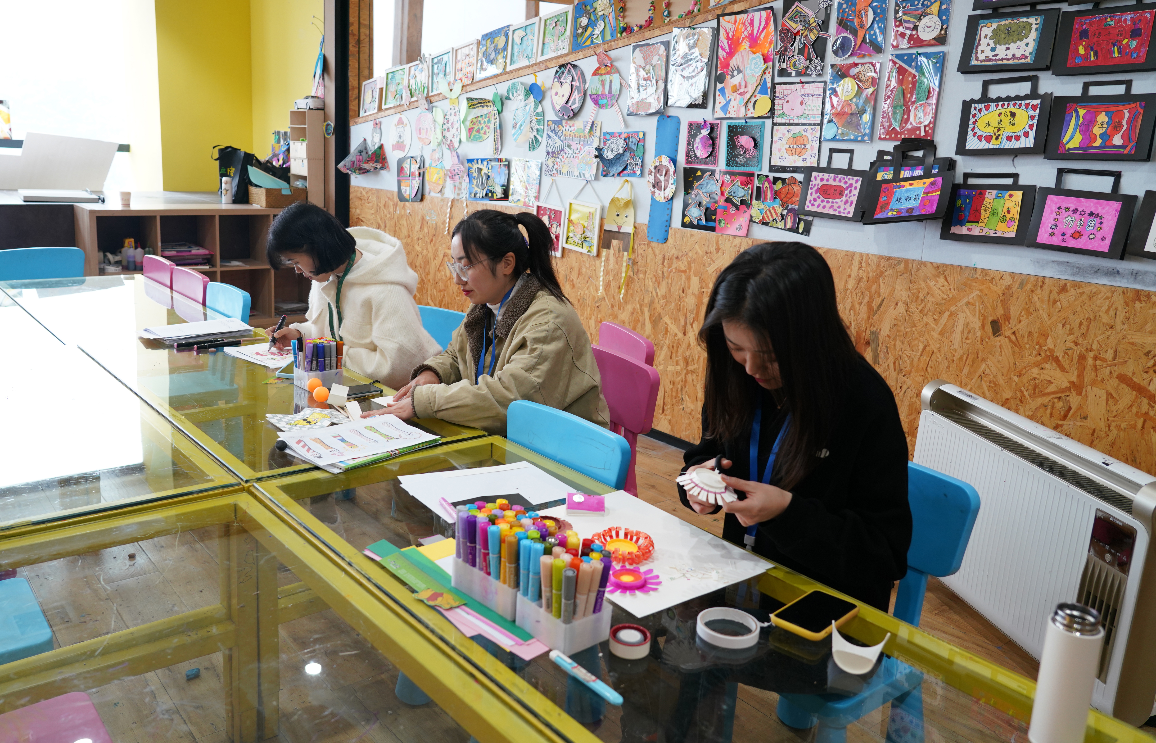 小燕画院老师准备上课道具