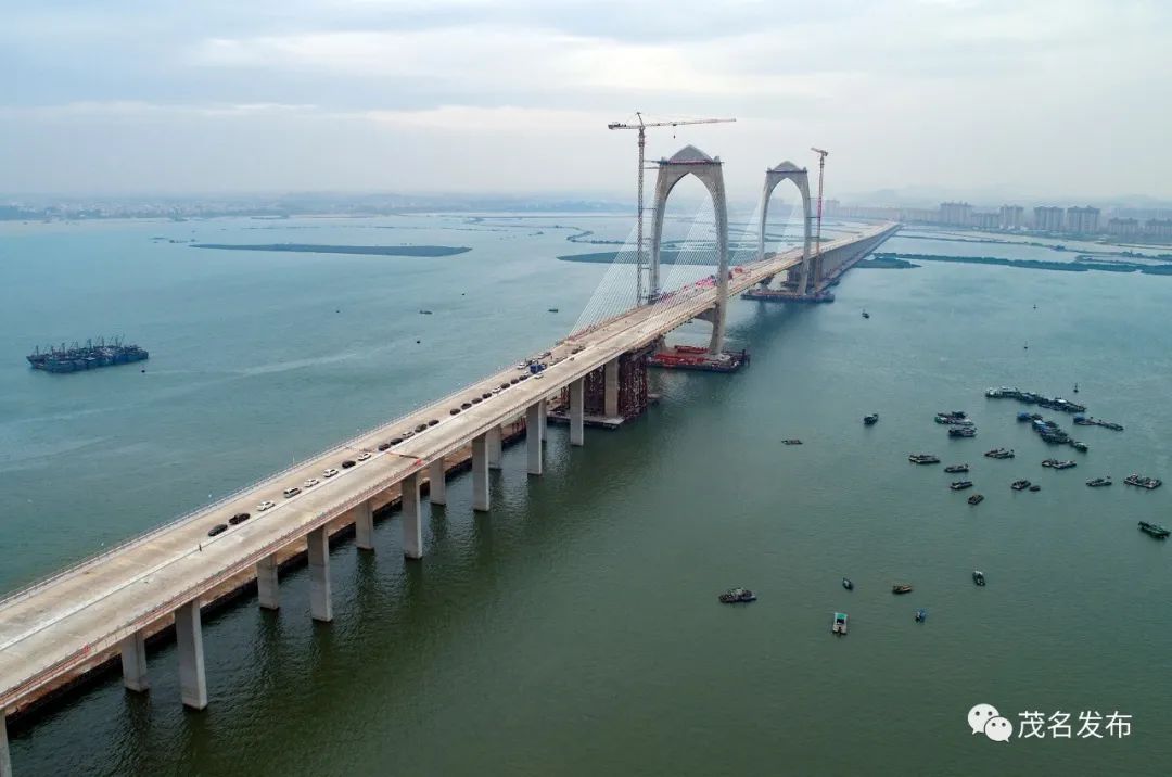 茂名水东湾大桥今日全线贯通向年底顺利通车发起全面冲刺