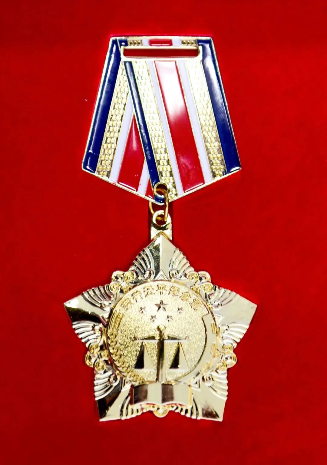 初心如磐践使命守护正义绽荣光青海法院44名干警获得荣誉天平纪念章