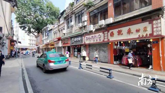 走进庙前直街,不少店铺门前,都张贴着《关于广州市轨道交通十号线署前