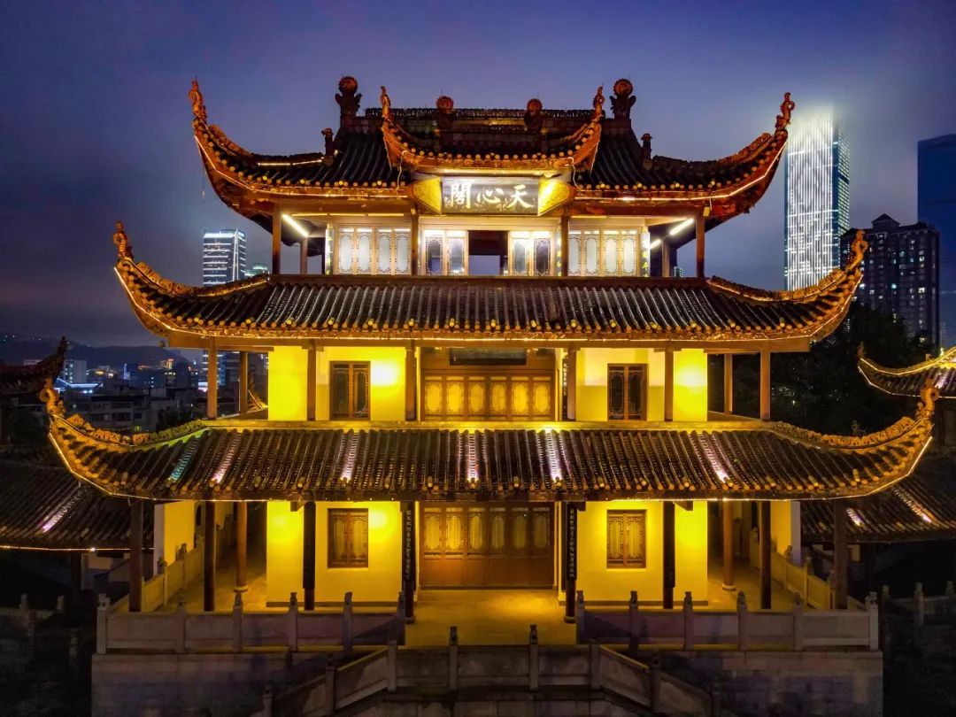 还蕴藏着丰富的非物质文化遗产资源,如火宫殿庙会,湘剧,长沙弹词,湖南