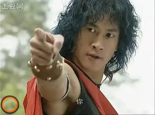 在这个群里,步惊云的表情包是永久的c位主角,反映出所有烫头失败男女