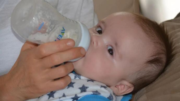 奶瓶释放大量微塑料，是否对婴儿有害？研究团队这样解释