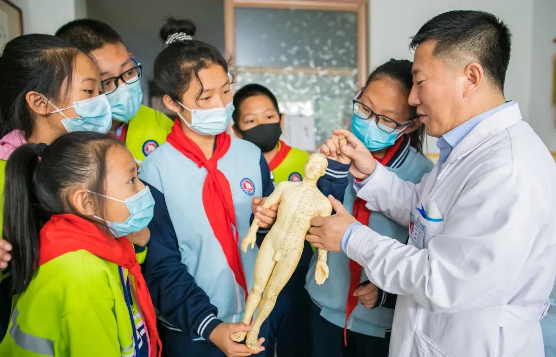 内蒙古自治区呼和浩特市玉泉区通顺街小学组织学生走进当地刘飞龙中医