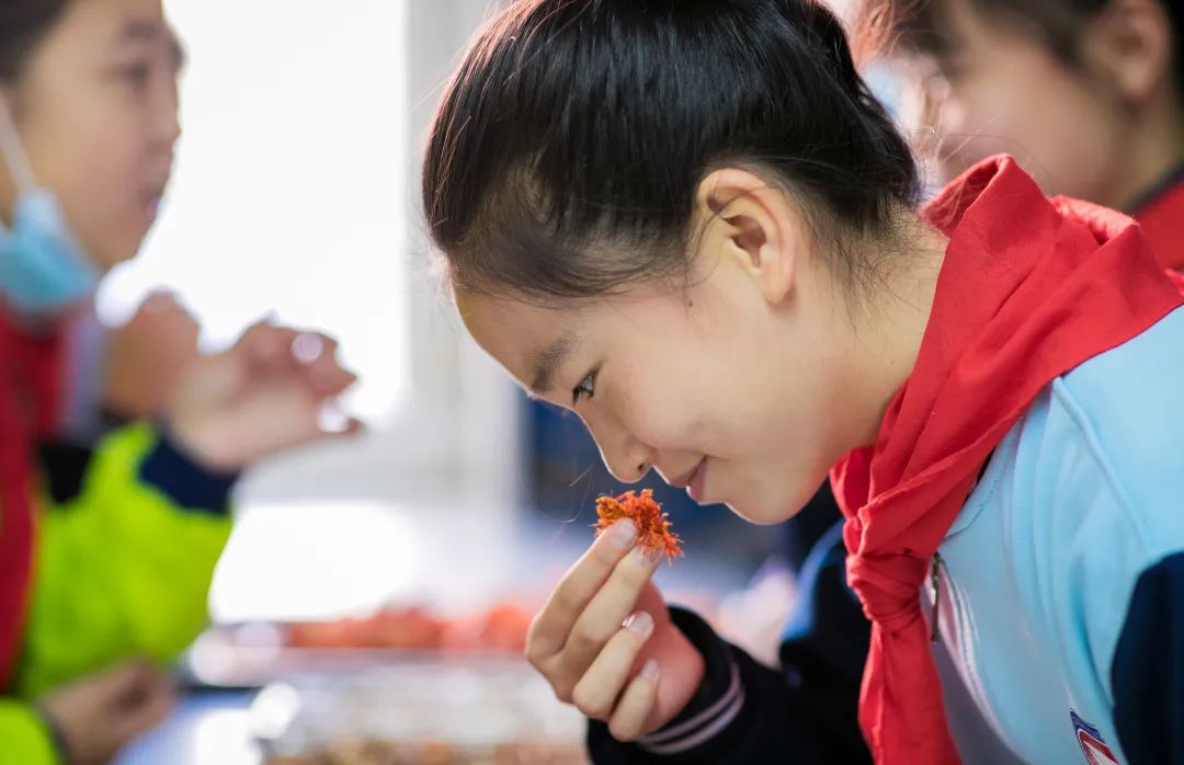 2020年10月27日,呼和浩特市玉泉区通顺街小学学生在中医大夫刘飞龙(右