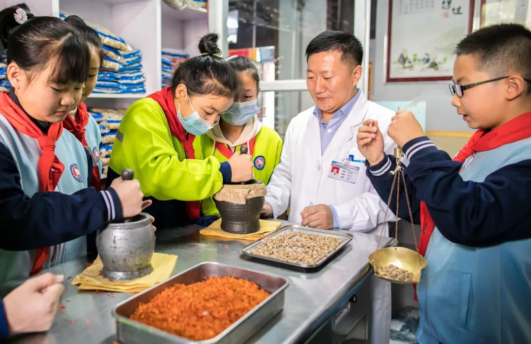 2020年10月27日,呼和浩特市玉泉区通顺街小学学生在中医大夫刘飞龙(右