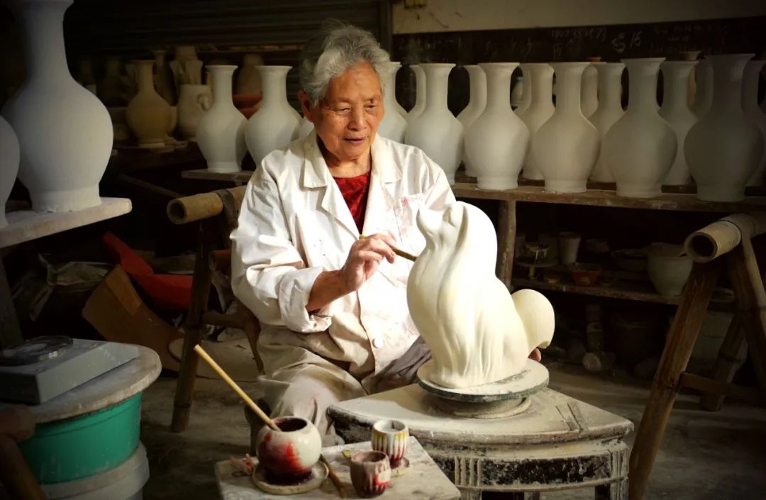 巾帼榜样全国三八红旗手邓希平匠心绘就中国红