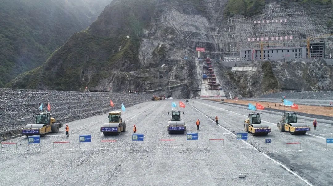 堆石区及过渡区无人碾压作业现在,这座300米级的"智能大坝"即将下闸