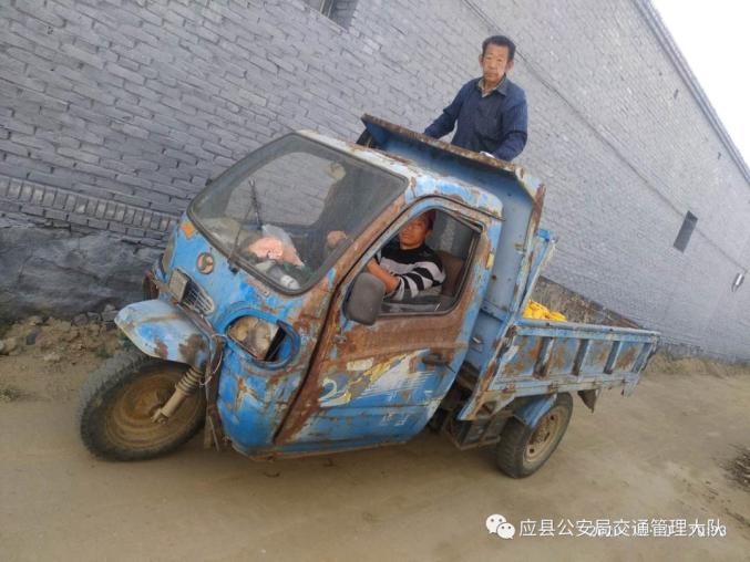 应县交管大队曝光农用三轮车违法载人行为