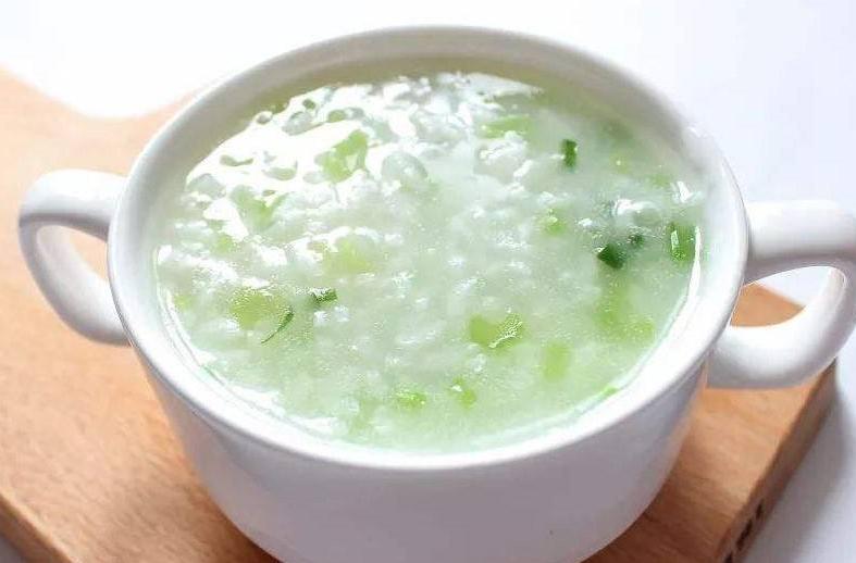 葱白15g,生姜3片,粳米适量制作:先将葱白切末备用,粳米洗净加适量水煮