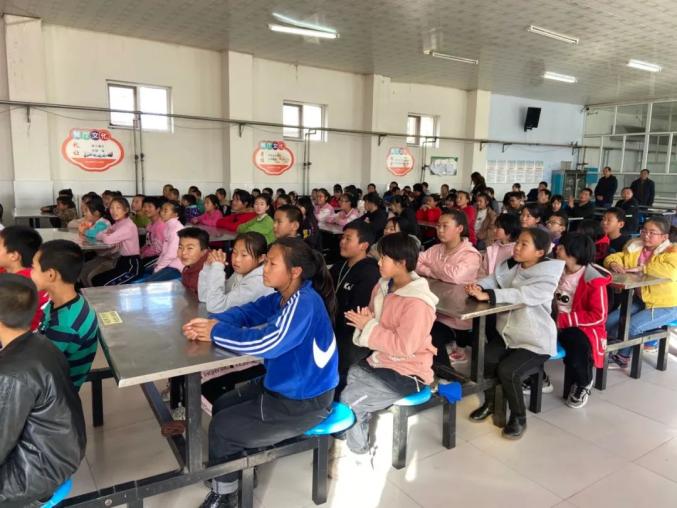 温晓敏副局长和王雪芳女士揭牌孩子们迫不及待的学习和答题闯关转载自