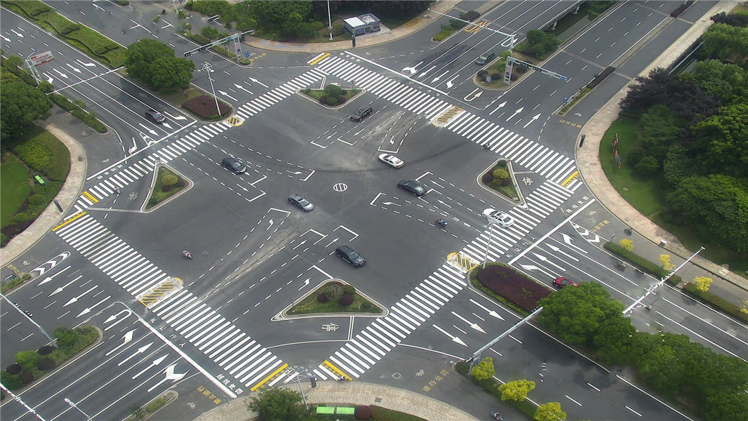 图为机动车直行待行区