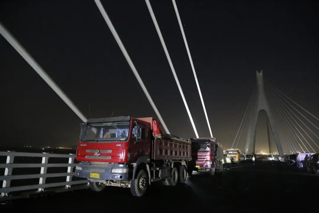 每辆重载达35吨的货车正在对大桥进行荷载测试。