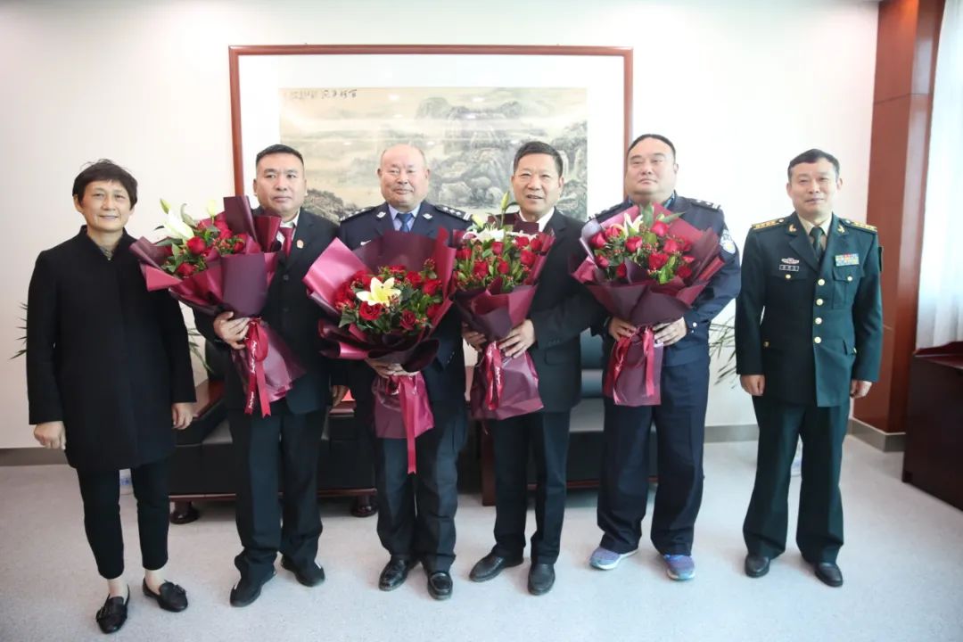 亳州军地领导慰问市中院二等功臣