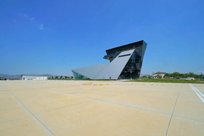 五当召机场"空纳万境""留白"的艺术一样可以存在于秋日机坪的留影中