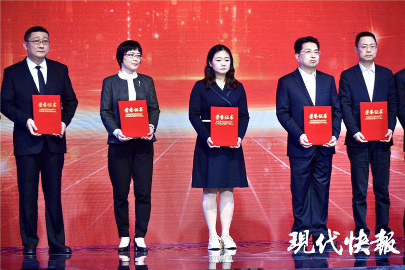 现代快报社编委孙兰兰(中)上台领奖