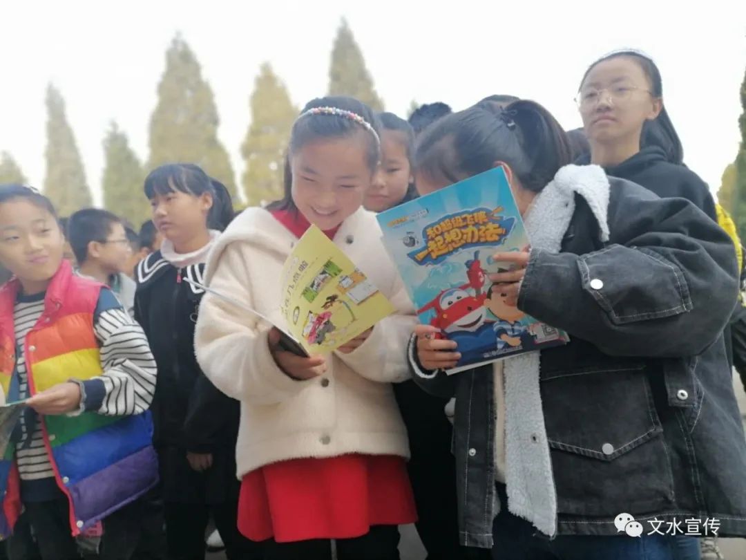 文水公益顺风车爱心团将扬帆公益捐赠万余元图书送给刘胡兰镇贯家堡小学