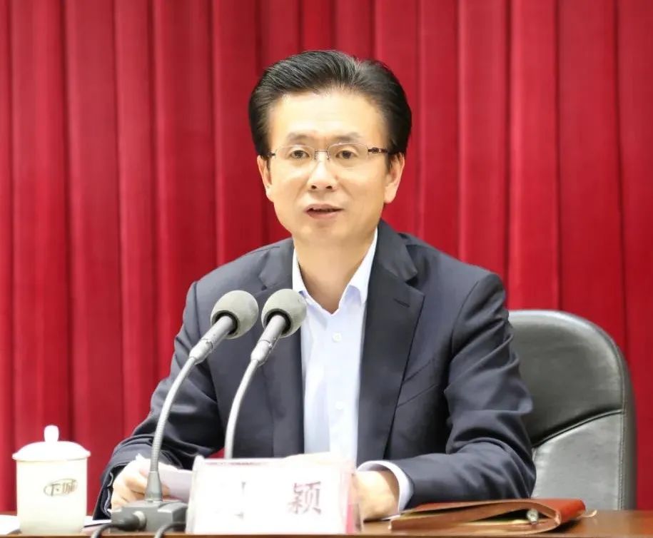 区委召开全区领导干部会议传达学习党的十九届五中全会精神