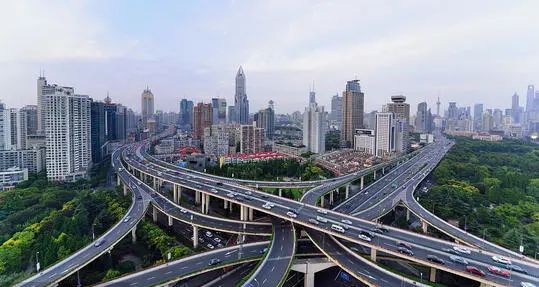 延安高架路是东西走向的高架快速路,西段连接虹桥机场和内环高架;中段