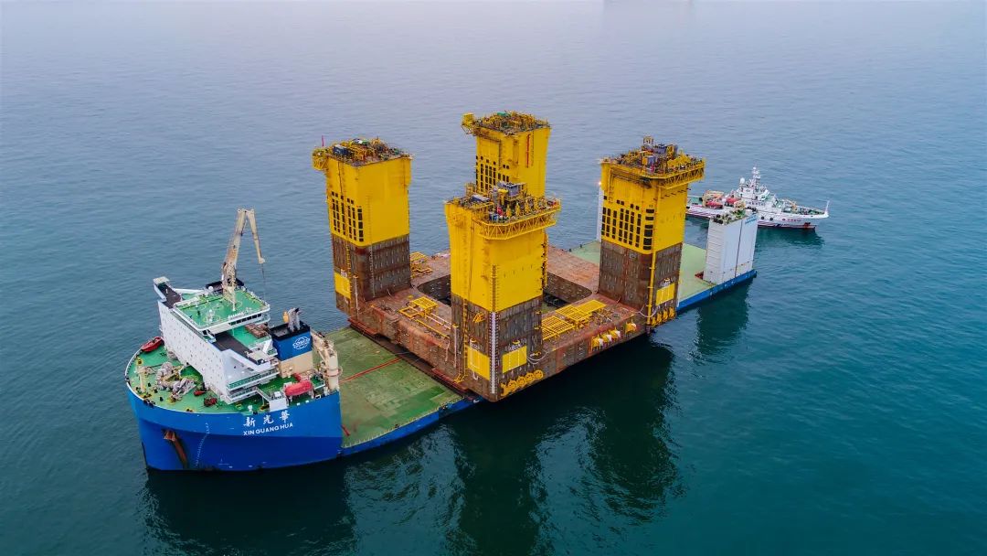 拍摄 谢东升船体和组块从青岛运往烟台时,采用了干拖的方式,陵水17-2