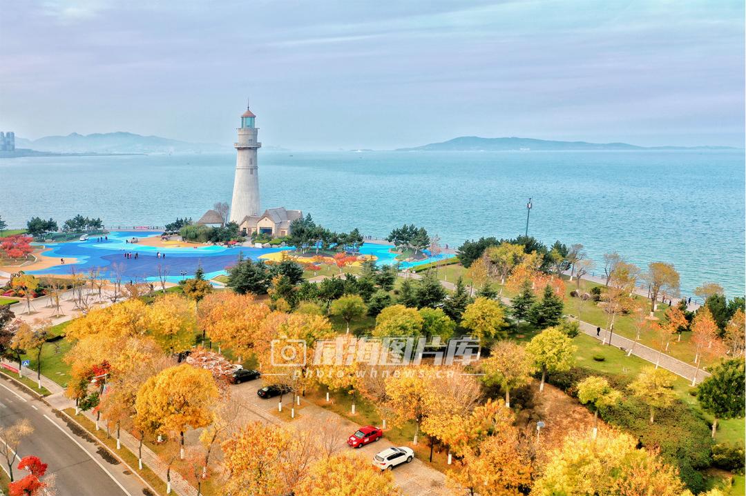 提示:悅海公園位於威海公園與海上公園的交接地帶,燈塔,海草房,小型漁