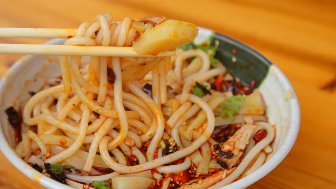 █ 顺龙寺旁永春家的熏肉米线堪称一绝河图供销社,保山这家老字号饭馆