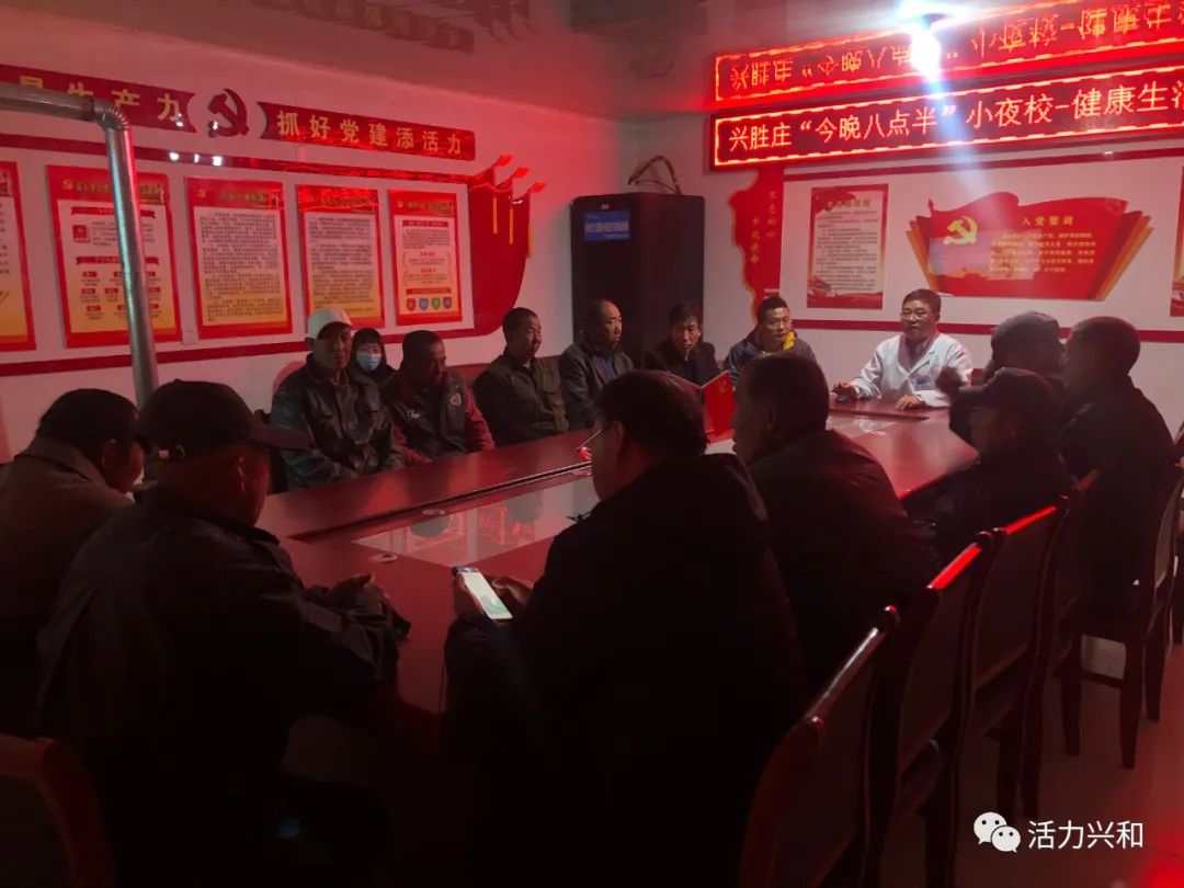 近年来,农村的"农民夜校"遍地开花,帮助贫困群众了解扶贫政策,掌握