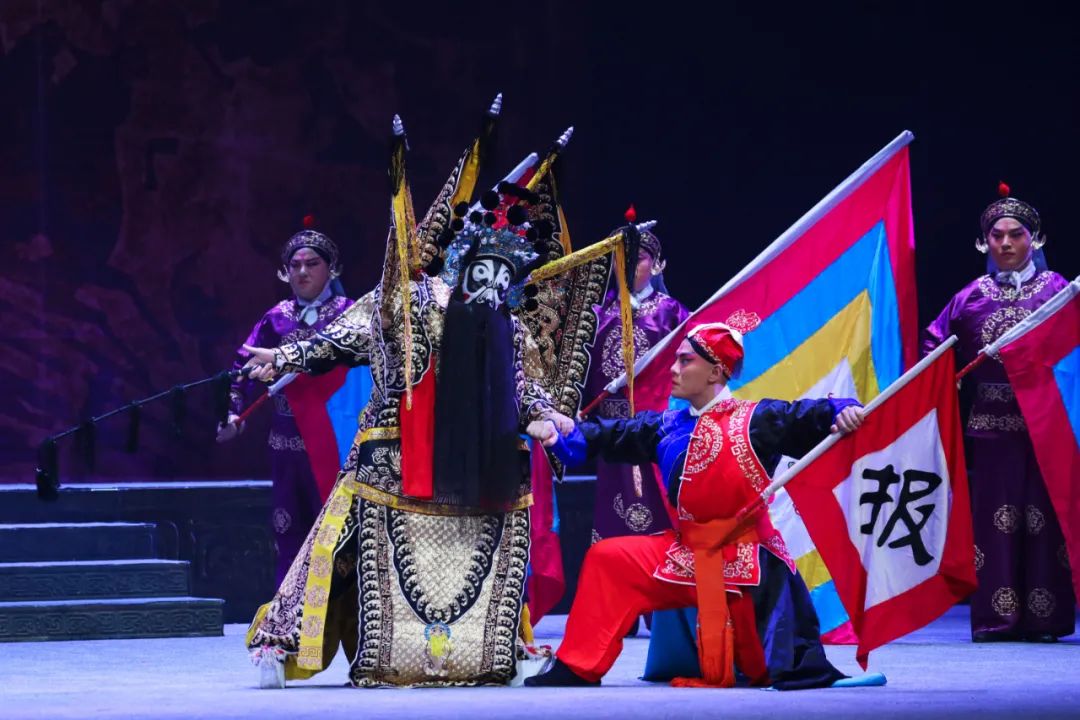 回归路上,闻知曹操关押了徐庶母亲,威逼徐庶投曹.