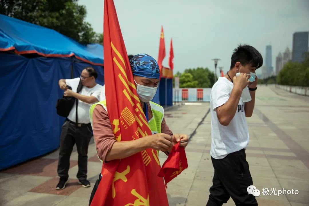 解封后的夏天,武漢罕見的汛情到來,熱心人張家順報名參加巡堤隊,這