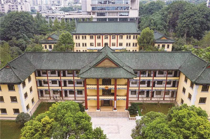 绿瓦楼位于杨家坪街道花半里路3号,是重庆市首批优秀近现代建筑,九龙