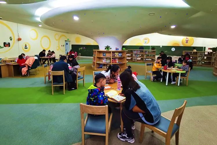 东胜区图书馆少儿阅览区亲子阅读氛围浓郁