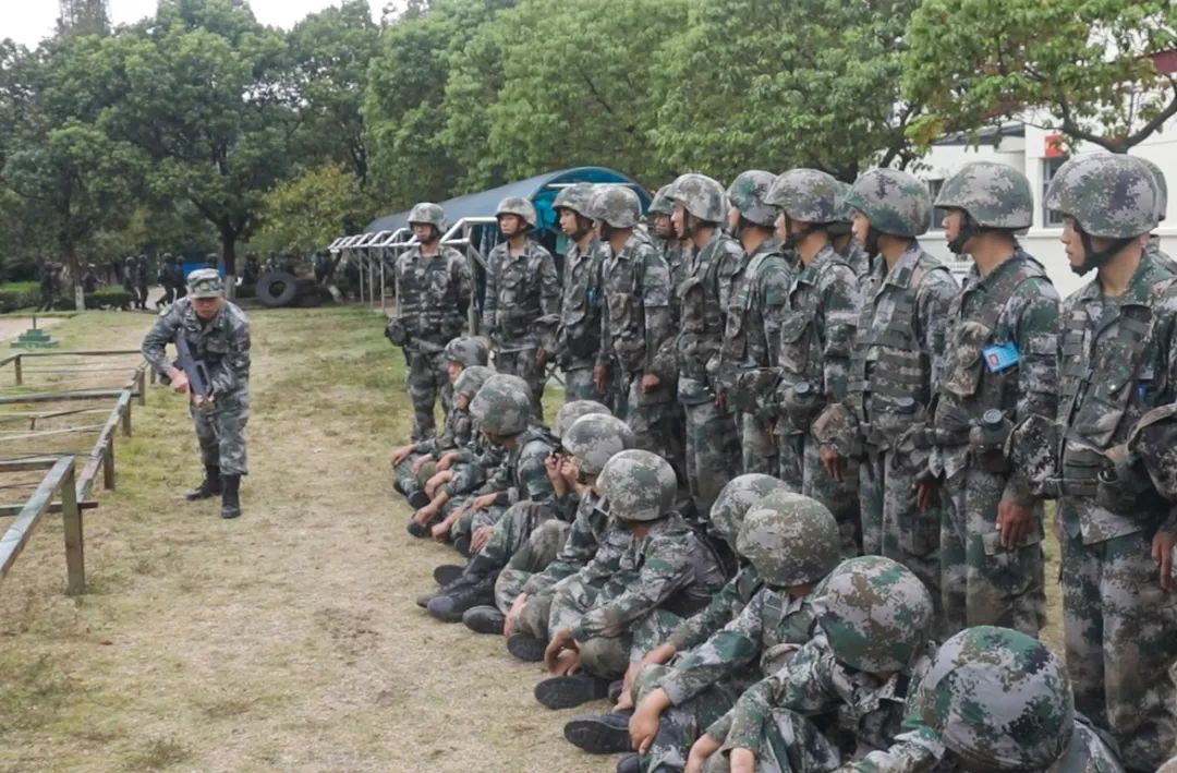 陆军某基地朱教员为新兵示范战术基础动作▲苏州大学体育老师来酮为