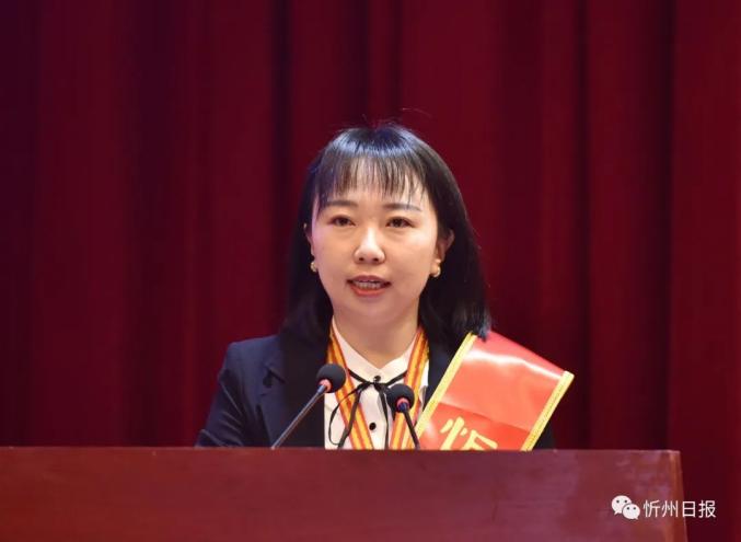 市劳模代表李杰宣读倡议书.