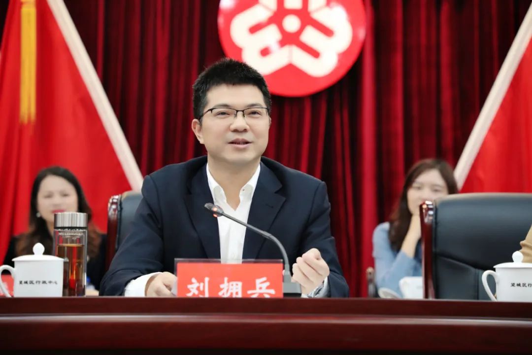 刘拥兵代表区几大家向大会的召开表示祝贺,向全区妇女和广大妇女工作