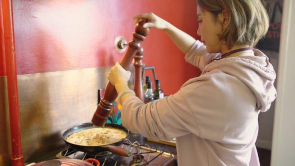 按照惯例,amanda也会翻阅菜谱书,收看传统的美食类电视节目.