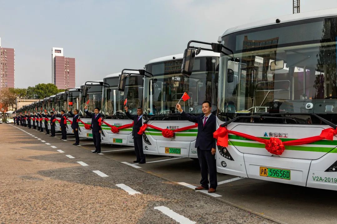 石梅线换新车啦29辆纯电动公交车整装待发抢先体验