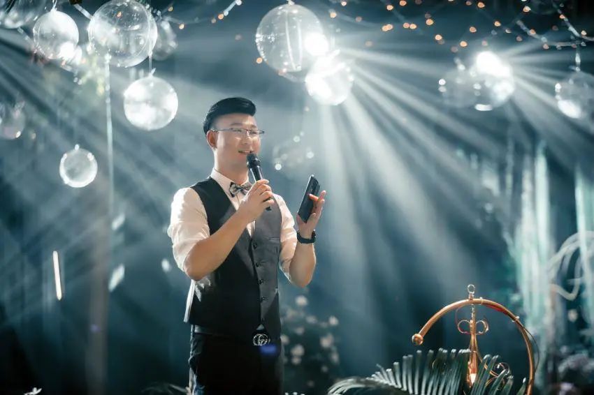 重生的选择从瘾君子蜕变成婚礼主持人