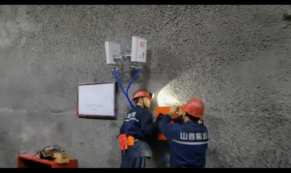 疫情机器人在联通5G信号支撑下正在执勤