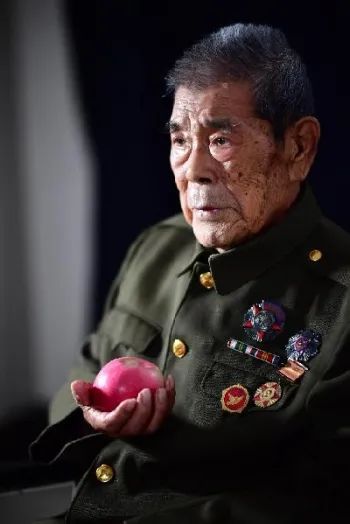 他坐在那儿便是一座丰碑记志愿军连长张计发