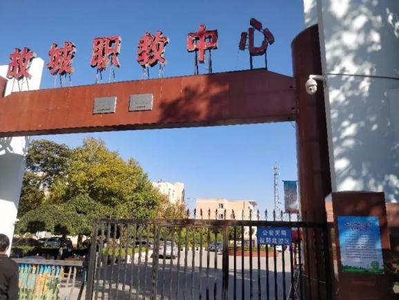 城区内包括郑口中学,高级中学,职教中心在内的11个中小学校在大门口