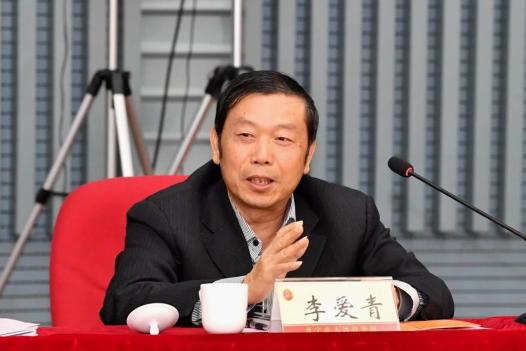 "黑龙江省鹤岗市人大常委会副主任,民建鹤岗市委主委伍辉代表,四川省